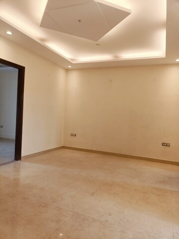 Room in 3 BHK Apartment at Allure Estate, Sector 14 – for Rent