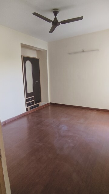 Furnished Amenities in 3 BHK Apartment at Mapsko Paradise, Sector 83 – for Rent