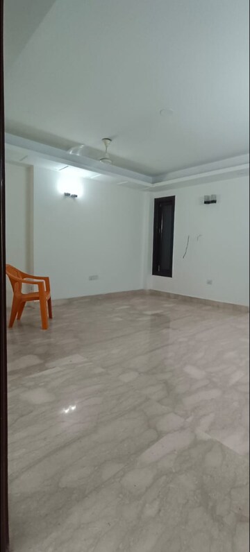 Room in 3 BHK Builder Floor at Greater Kailash – for Rent