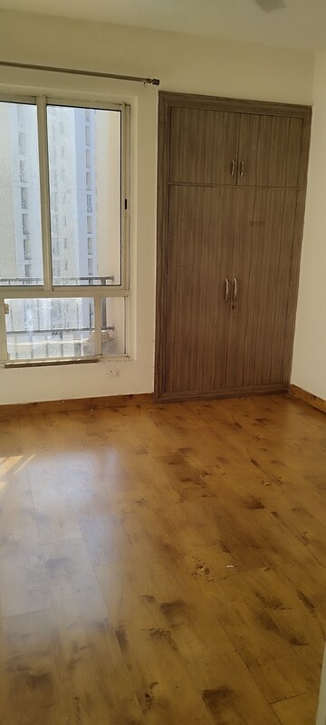 Room in 2 BHK Apartment at Jaypee Greens Kosmos, Sector 134 – for Rent