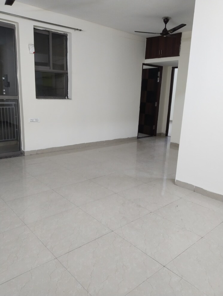 Living Room, unitech-uniworld-gardens-2 2 Bedroom 973 Sq.Ft. Apartment In Sector 47 Gurgaon 8302023