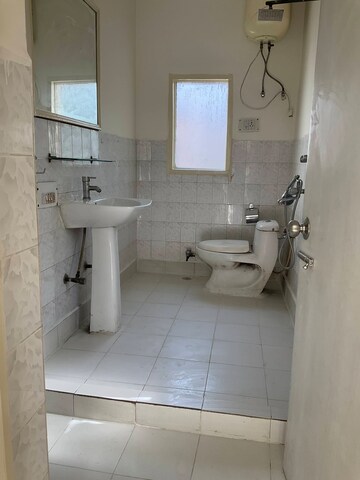 Attached Bathroom in 2.5 BHK Builder Floor at Nizamuddin – for Rent