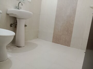Room in 3 BHK Apartment at Antriksh Golf View, Sector 78 – for Rent