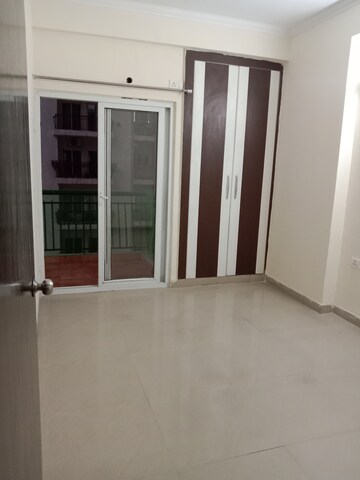 Room in 3 BHK Apartment at Antriksh Golf View, Sector 78 – for Rent