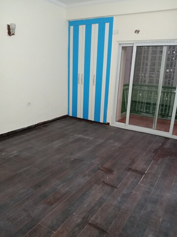 Room in 3 BHK Apartment at Antriksh Golf View, Sector 78 – for Rent