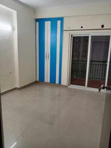 Room in 3 BHK Apartment at Antriksh Golf View, Sector 78 – for Rent