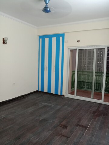 Room in 3 BHK Apartment at Antriksh Golf View, Sector 78 – for Rent