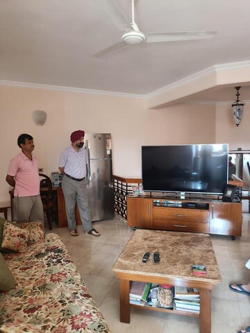 Living Room in 2 BHK Apartment at Unitech Heritage City, Sector 25 – for Rent
