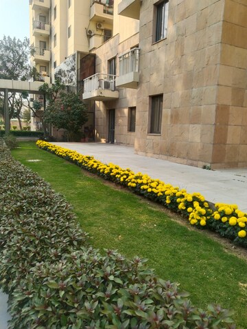 Parking in 3.5 BHK Apartment at Unitech Uniworld Gardens, Sector 47 – for Rent