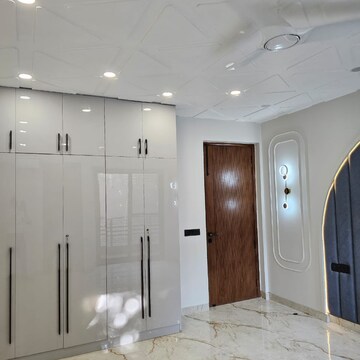 Building Lobby in 3 BHK Builder Floor at SS Mayfield Gardens, Mayfield Garden – for Sale