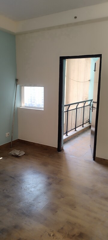 Room in 3 BHK Apartment at Jaypee Wish Town Klassic, Sector 134 – for Rent