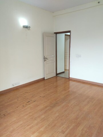 Room in 3.5 BHK Apartment at Unitech Uniworld Gardens, Sector 47 – for Sale