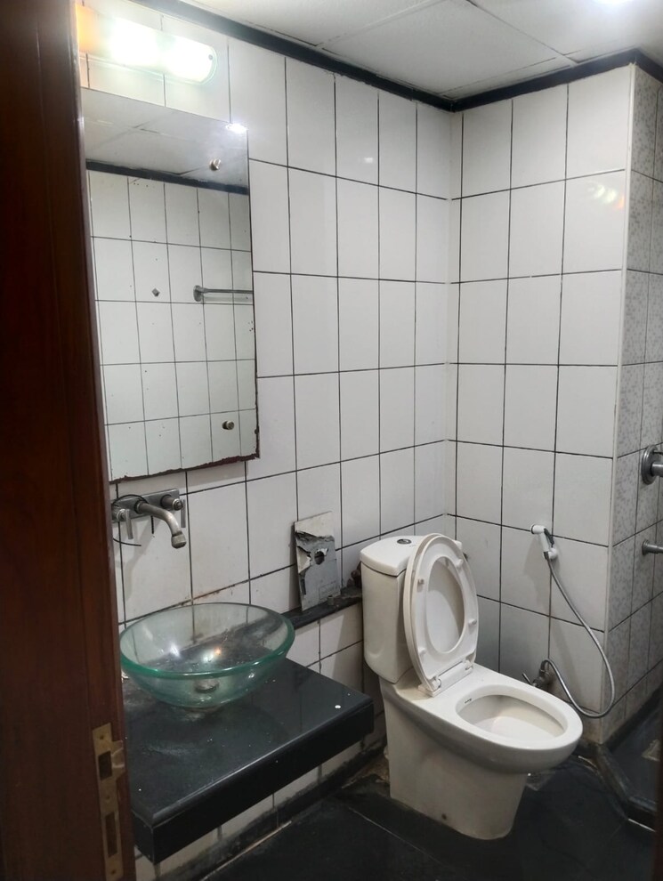 Bathroom, unitech-uniworld-gardens 3.5 Bedroom 2086 Sq.Ft. Apartment In Sector 47 Gurgaon 8302554