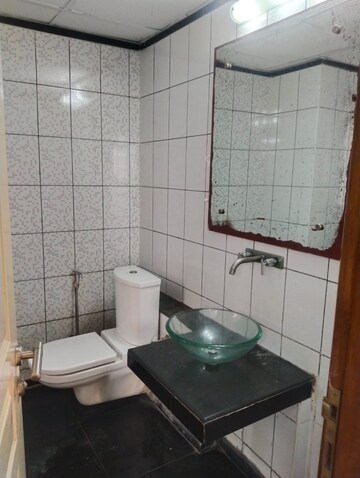 Bathroom in 3.5 BHK Apartment at Unitech Uniworld Gardens, Sector 47 – for Sale