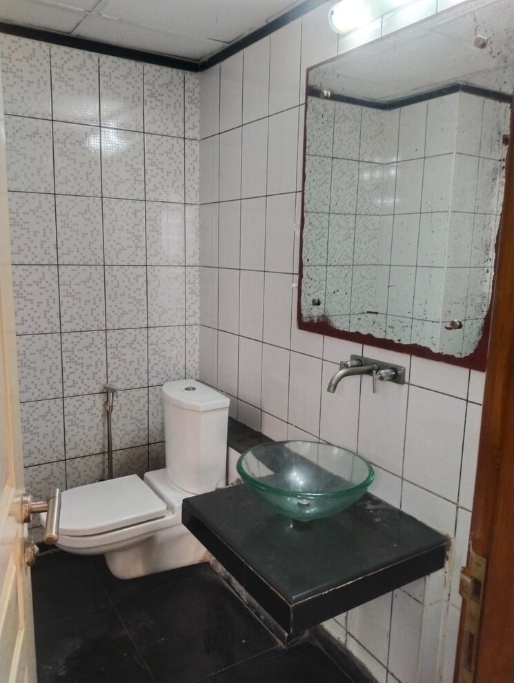 Bathroom, unitech-uniworld-gardens 3.5 Bedroom 2086 Sq.Ft. Apartment In Sector 47 Gurgaon 8302554