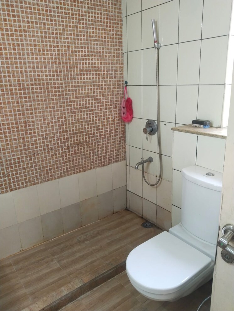 Bathroom, unitech-uniworld-gardens 3.5 Bedroom 2086 Sq.Ft. Apartment In Sector 47 Gurgaon 8302554