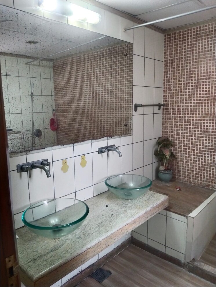 Bathroom, unitech-uniworld-gardens 3.5 Bedroom 2086 Sq.Ft. Apartment In Sector 47 Gurgaon 8302554