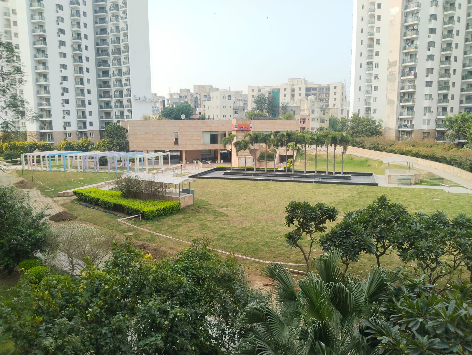 3.5 BHK + Servant Room Apartment For Sale in Unitech Uniworld Gardens
