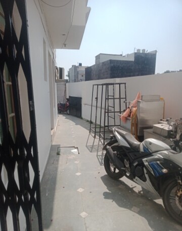 Parking in 2 BHK Independent House at Aliganj – for Rent