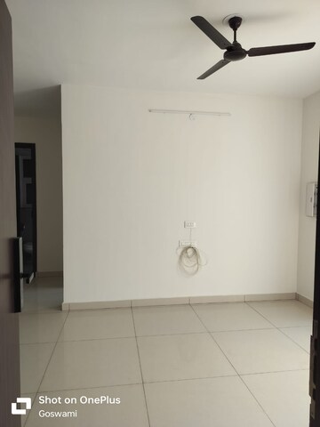 Room in 3 BHK Apartment at Hermitage Centralis, Vip Road – for Rent