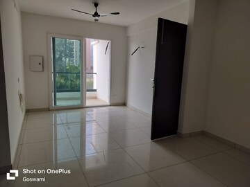 Room in 3 BHK Apartment at Hermitage Centralis, Vip Road – for Rent