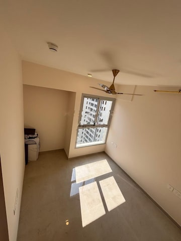 Room in 2 BHK Apartment at Piramal Vaikunth, Balkum Pada – for Rent