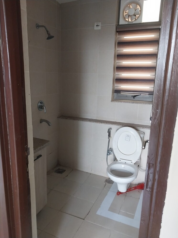 Bathroom, unitech-uniworld-gardens-2 2.5 Bedroom 997 Sq.Ft. Apartment In Sector 47 Gurgaon 8302594