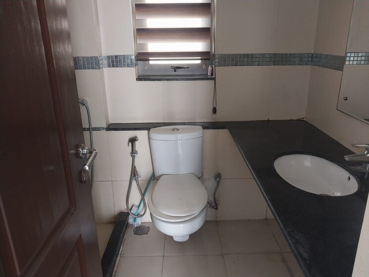 Bathroom, unitech-uniworld-gardens-2 2.5 Bedroom 997 Sq.Ft. Apartment In Sector 47 Gurgaon 8302594