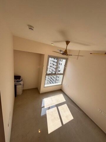 Room in 2 BHK Apartment at Piramal Vaikunth, Balkum Pada – for Rent