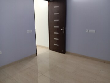 Room in 3 BHK Apartment at Gaur Sportswood, Sector 79 – for Rent
