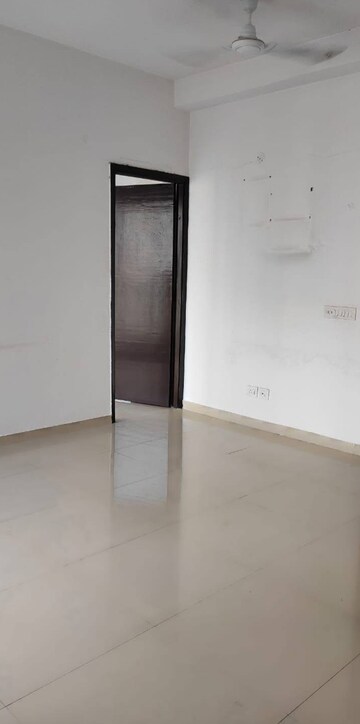 Room in 2.5 BHK Apartment at Mahagun Mywoods, Sector 16c Greater Noida – for Rent
