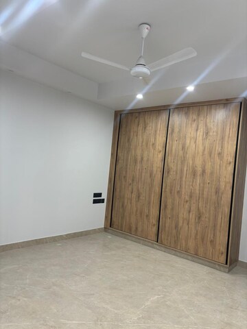 Room in 3 BHK Apartment at South Extension ii – for Rent