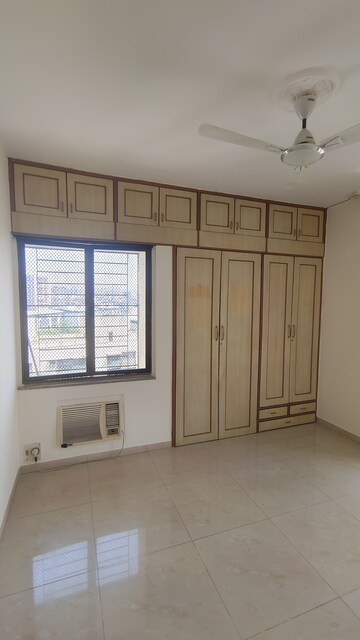Room in 2 BHK Apartment at Jasmine Tower, Vasant Vihar – for Rent