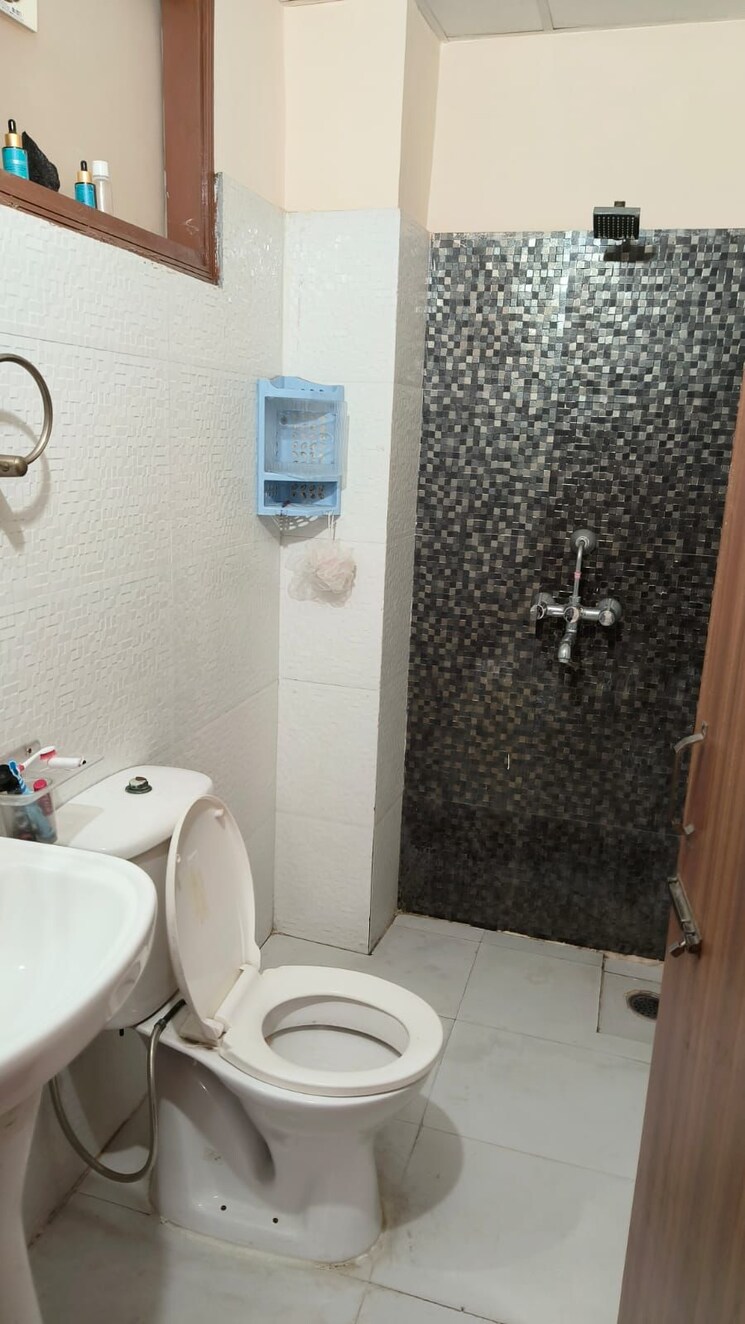 Bathroom, dhakoli village 2 Bedroom 1800 Sq.Ft. Builder Floor In Dhakoli Village Zirakpur 8302783