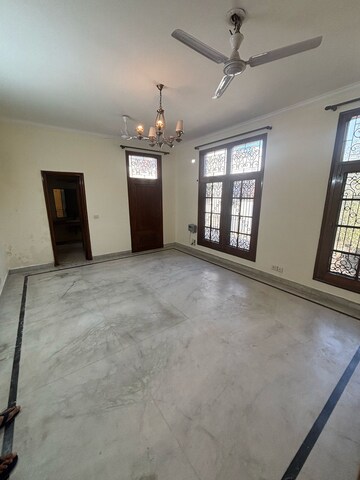 Room in 3 BHK Builder Floor at Sector 40 – for Rent