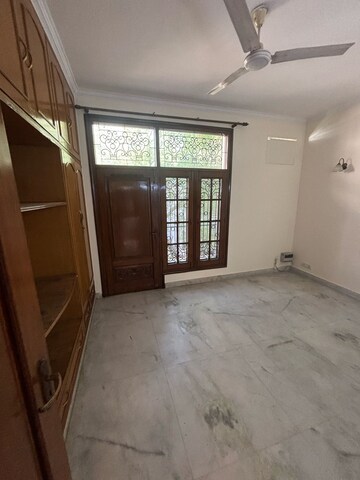 Room in 3 BHK Builder Floor at Sector 40 – for Rent