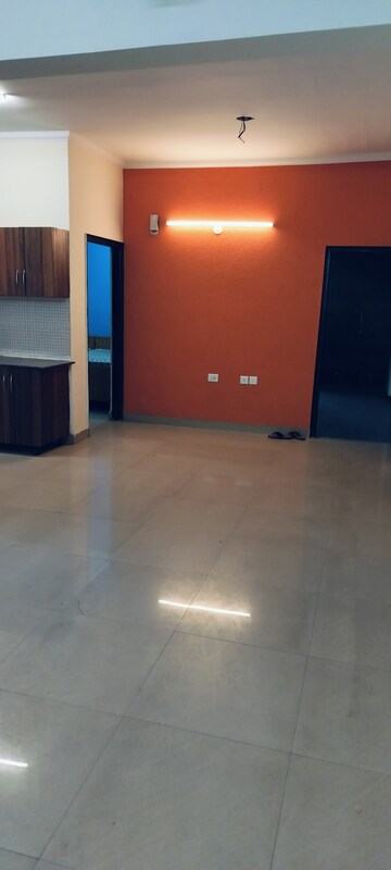Room in 3 BHK Apartment at Antriksh Golf View, Sector 78 – for Rent
