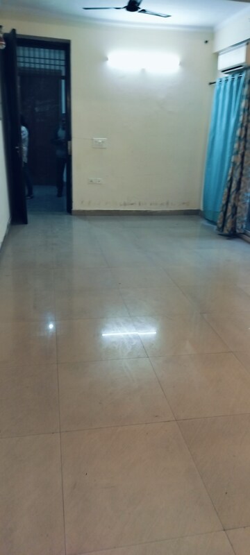Room in 3 BHK Apartment at Antriksh Golf View, Sector 78 – for Rent