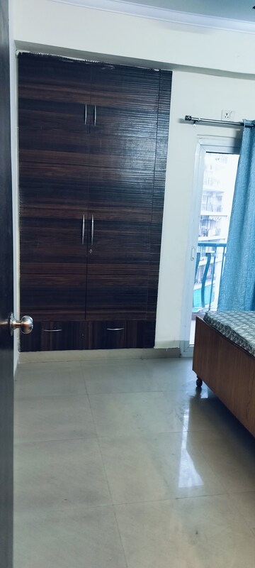 Room in 3 BHK Apartment at Antriksh Golf View, Sector 78 – for Rent