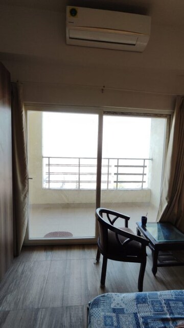 Room in 1 RK Apartment at Paramount Golfforeste, Zeta I Greater Noida – for Rent