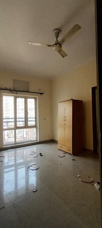Furnished Amenities in 4 BHK Apartment at Ramprastha Pearl Heights, Vaishali Sector 9 – for Rent