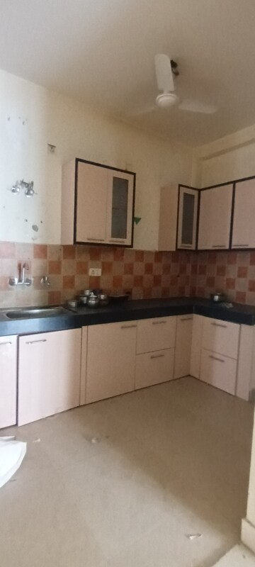 Furnished Amenities in 4 BHK Apartment at Ramprastha Pearl Heights, Vaishali Sector 9 – for Rent