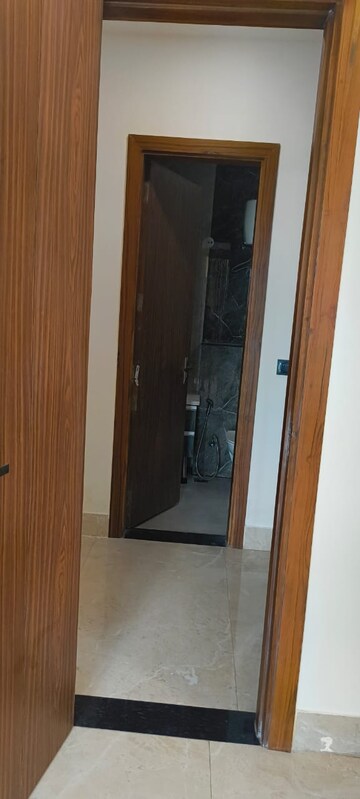 Room in 2 BHK Apartment at Amrapali Silicon City, Sector 76 – for Rent