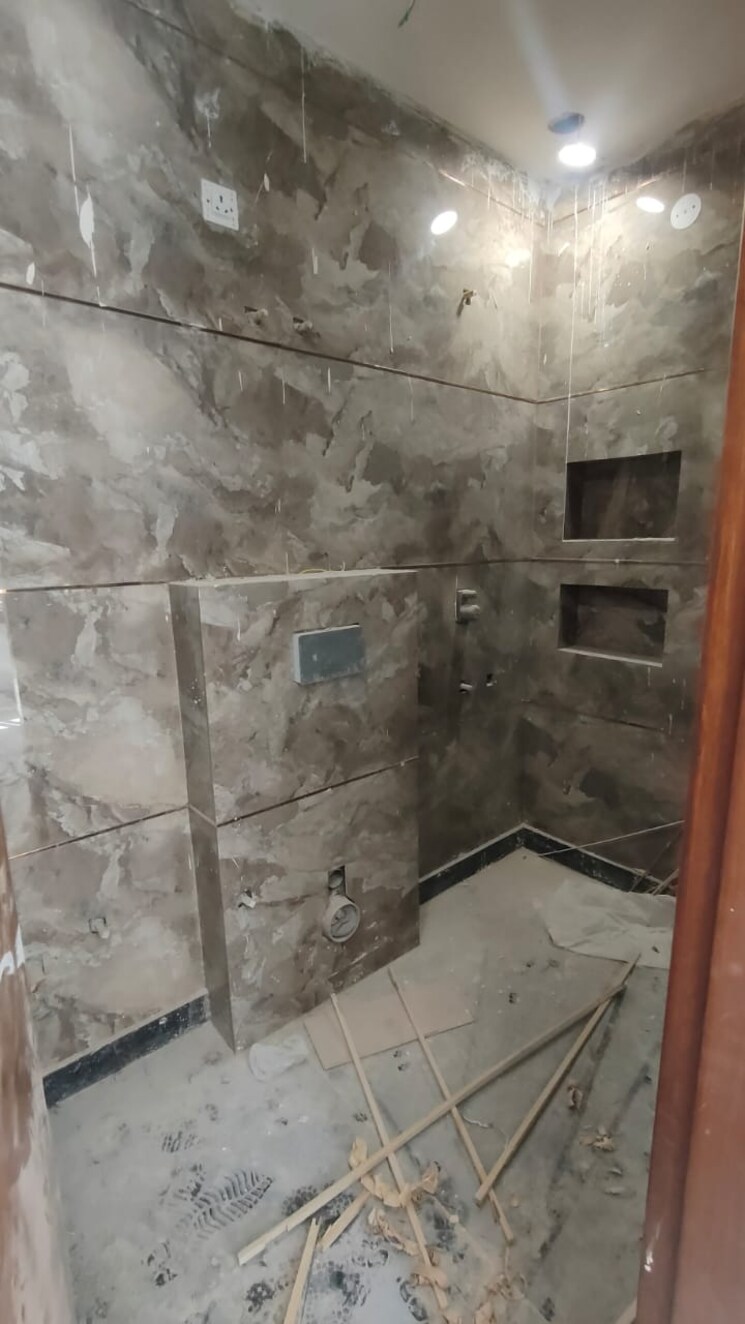 Bathroom, rohini sector 25 3 Bedroom 870 Sq.Ft. Builder Floor In Rohini Sector 25 Delhi 8302976