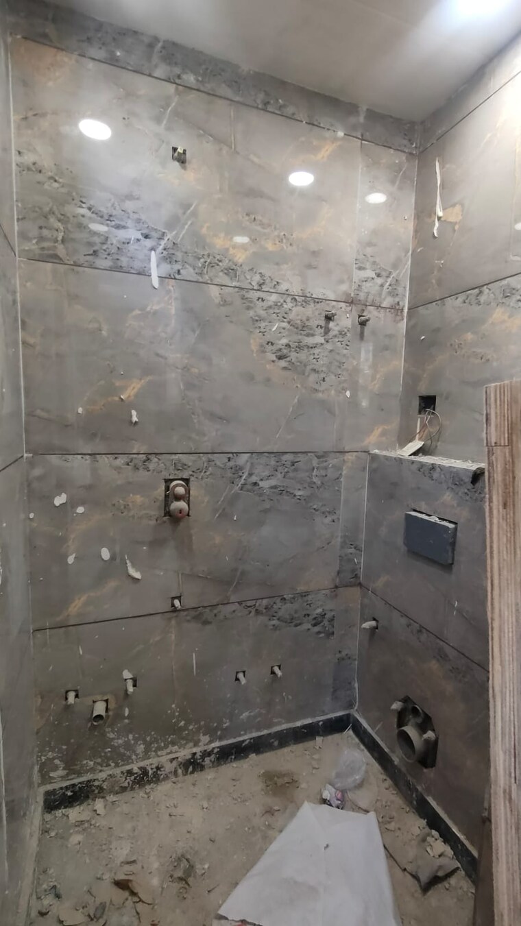 Bathroom, rohini sector 25 3 Bedroom 870 Sq.Ft. Builder Floor In Rohini Sector 25 Delhi 8302976