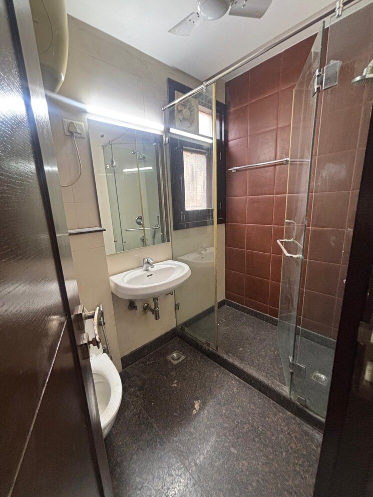 Bathroom, greater kailash i 3 Bedroom 1800 Sq.Ft. Builder Floor In Greater Kailash I Delhi 8303115