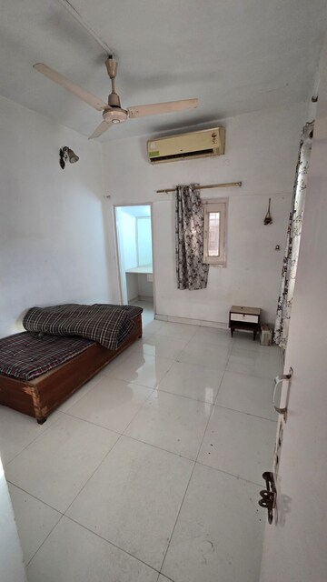 Living Room in 1 RK Builder Floor at South Extension ii – for Rent