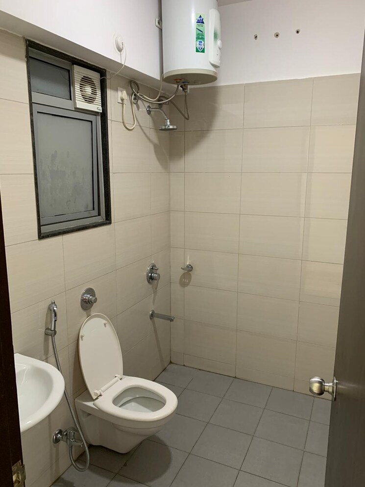 Bathroom, kumar-parc-residences 4 Bedroom 1674 Sq.Ft. Apartment In Hadapsar Pune 8303208