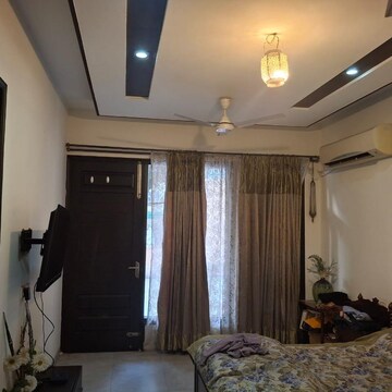 Bedroom in 3.5 BHK Apartment at Sector 35 – for Rent