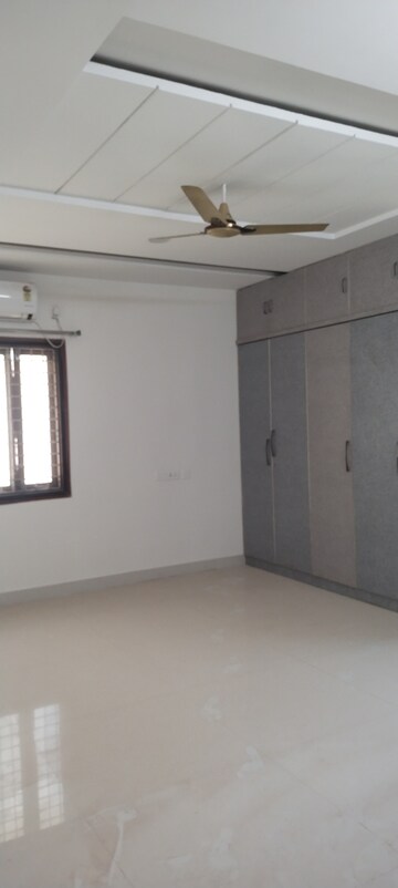 Room in 4 BHK Apartment at Pavani Laxmi Nivas, Madhapur – for Rent
